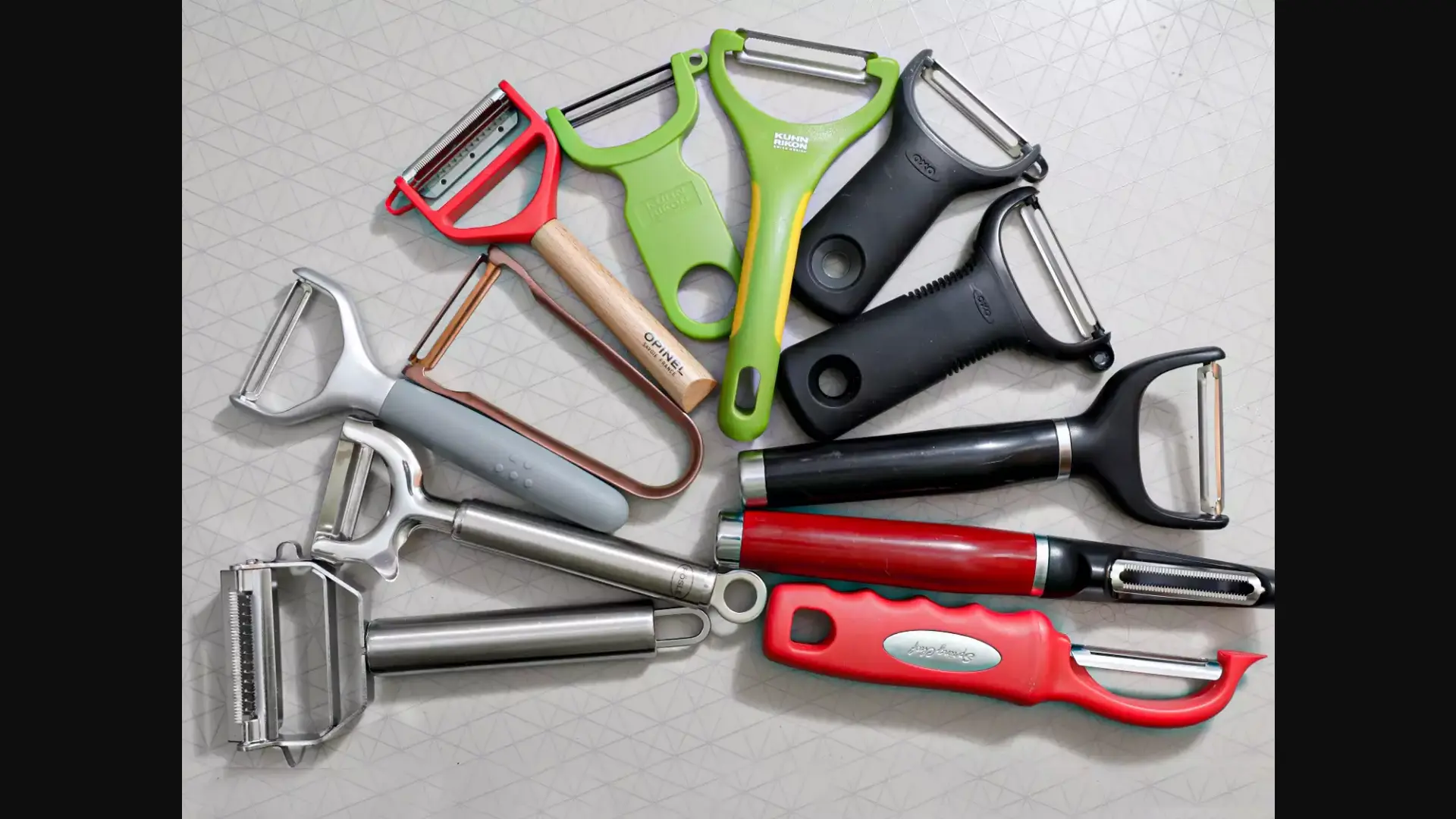 Y-Peeler vs Straight Peeler — Which Should You Buy?